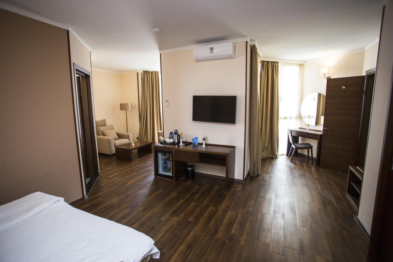 Hotel Corner Inn Batumi Exterior foto