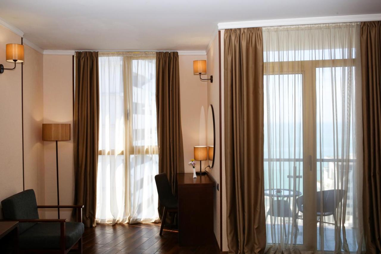 Hotel Corner Inn Batumi Exterior foto