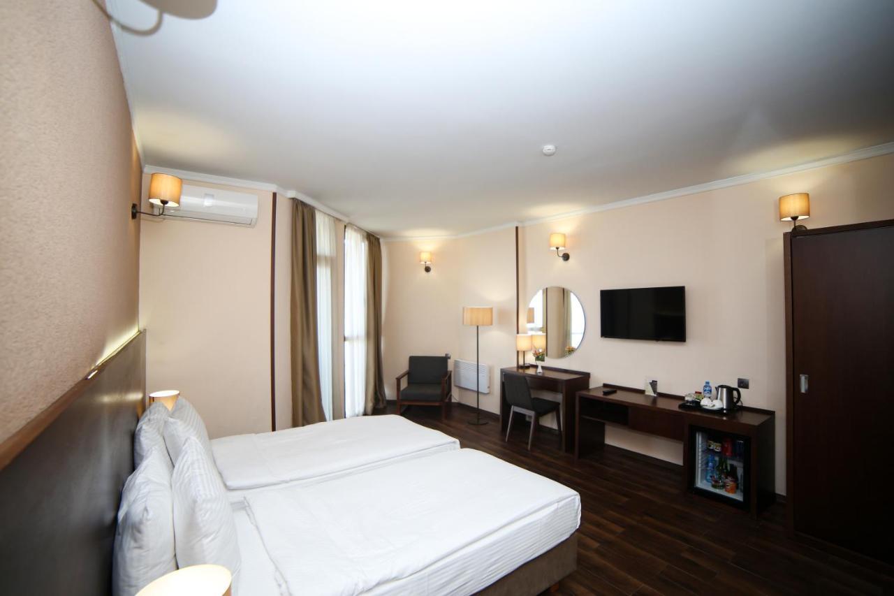 Hotel Corner Inn Batumi Exterior foto