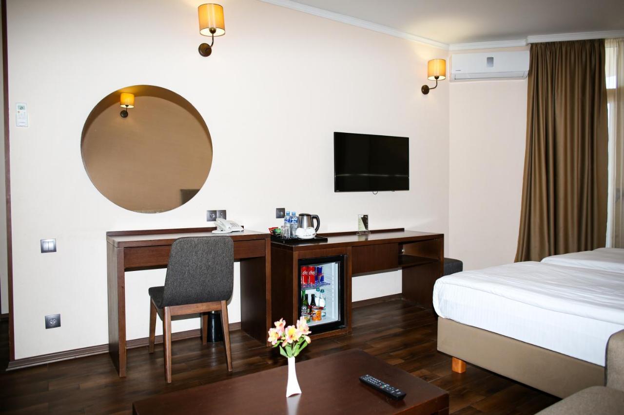 Hotel Corner Inn Batumi Exterior foto