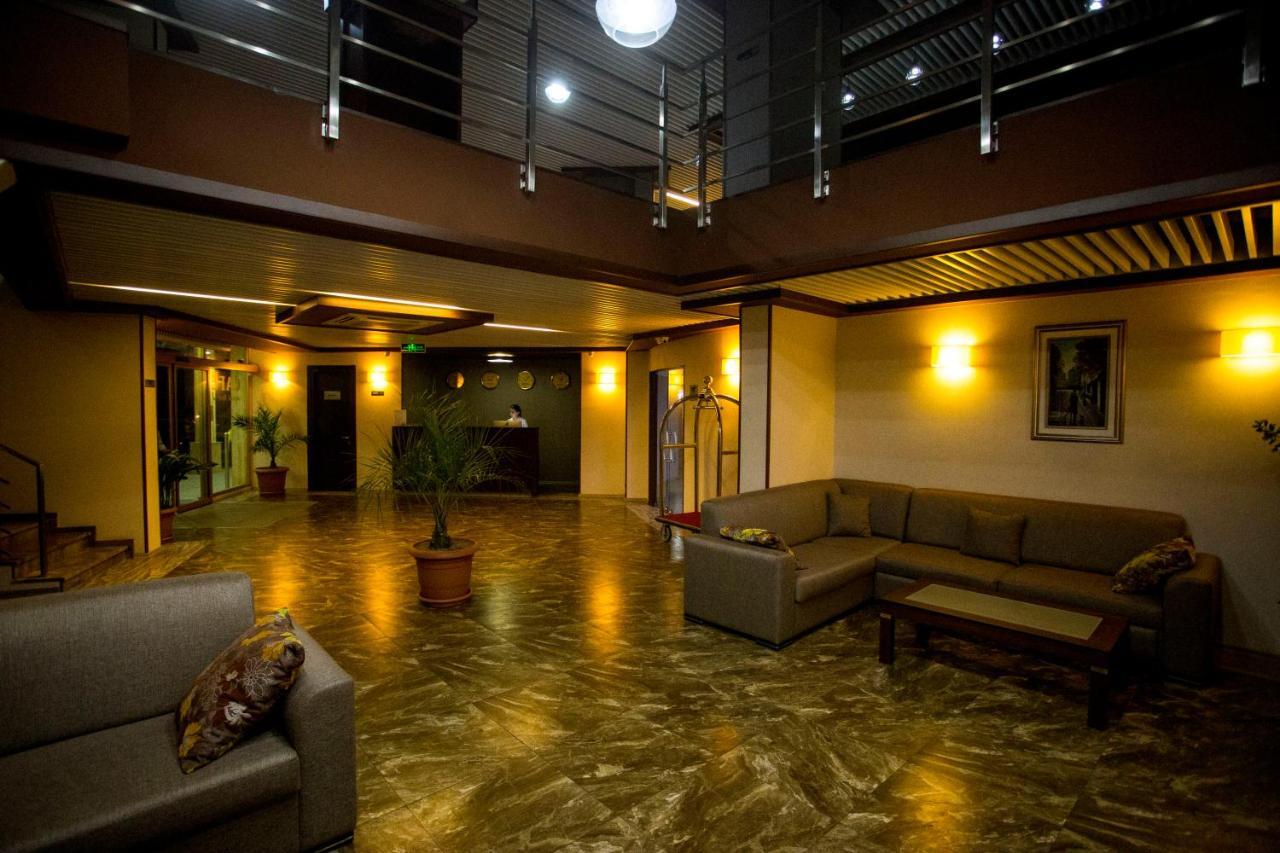 Hotel Corner Inn Batumi Exterior foto